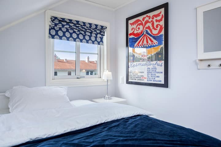 Dette soverommet finner du i 2. etasje. Lyst og luftig, med en queen size-seng (160x200) og påkostede madrasser.