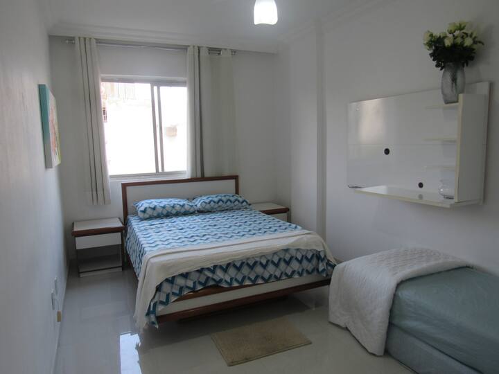 Dormitorio 2: 1 cama doble, 2 colchones individuales, 1 armario y 1 ventilador de techo. Tiene vistas al mar.