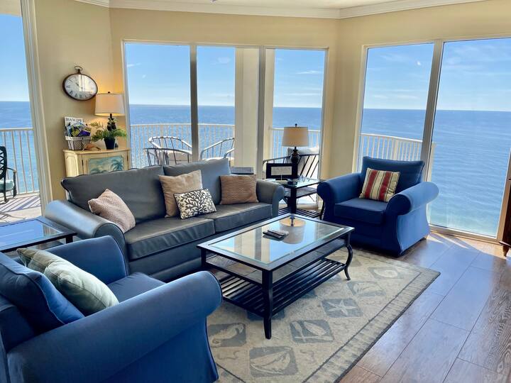 Livingroom area with beautiful gulf views!