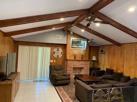 Top Airbnb: Sweet Home - 15' to Downtown, NRG Stadium in Trinity / Houston Gardens