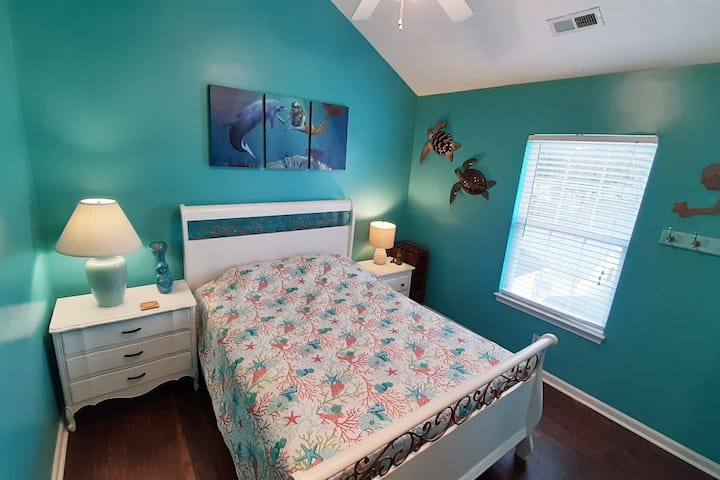 ห้องนางเงือกตู้เสื้อผ้าตู้เสื้อผ้าและเตียงควีนไซส์  