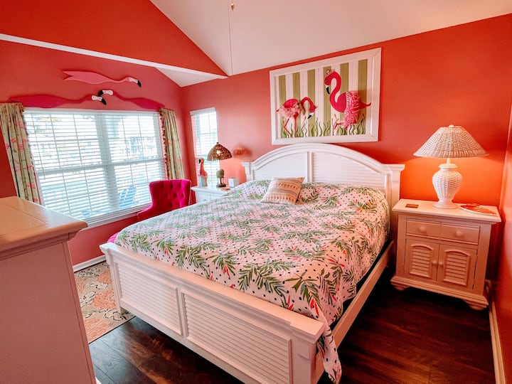 ห้อง "ฟลามิงโก" ของเราที่มีเพดานโบสถ์และเข้าถึงระเบียงชั้น 3 ที่มองเห็นทะเลสาบแซนด์แลปเปอร์  มีเตียงคิงไซส์ใหม่และตู้เสื้อผ้า