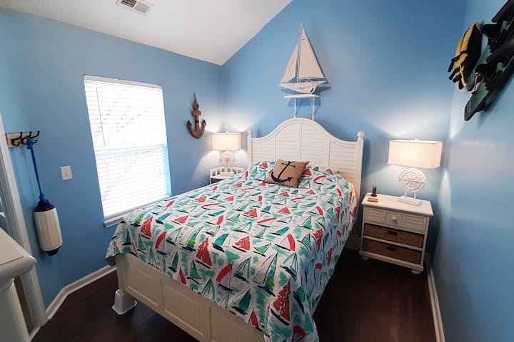 ห้องโบ๊ทเฮาส์เตียงควีนไซส์ตู้เสื้อผ้าและตู้เสื้อผ้า 