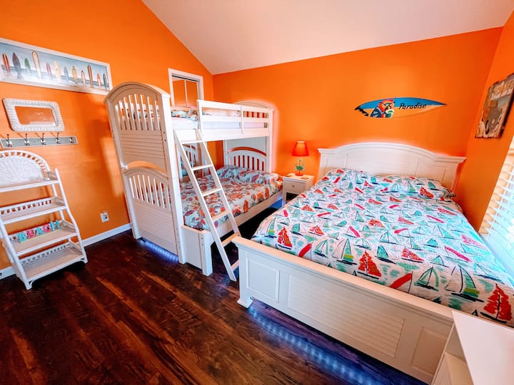 ห้อง "กระดานโต้คลื่น" ของเรามีทางเข้าระเบียงชั้นบน  มีเตียงควีนไซส์เต็มรูปแบบและเตียงแฝดและตู้เสื้อผ้า  นอกจากนี้ยังมีรีโมทที่มีไฟ LED สนุกๆรอบเตียงสำหรับเด็กๆ (หรือผู้ใหญ่ด้วยฮ่าๆๆ)