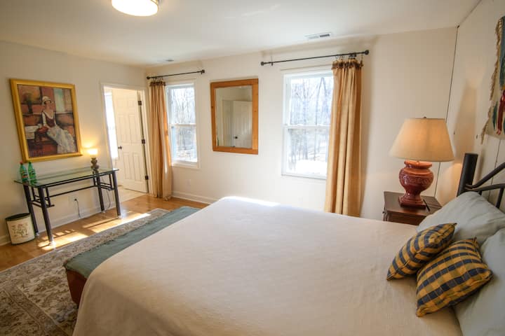 Მთავარი საძინებელი. სააბაზანო ოთახის ბოლოშია, მარჯვნივ. Quietude.com