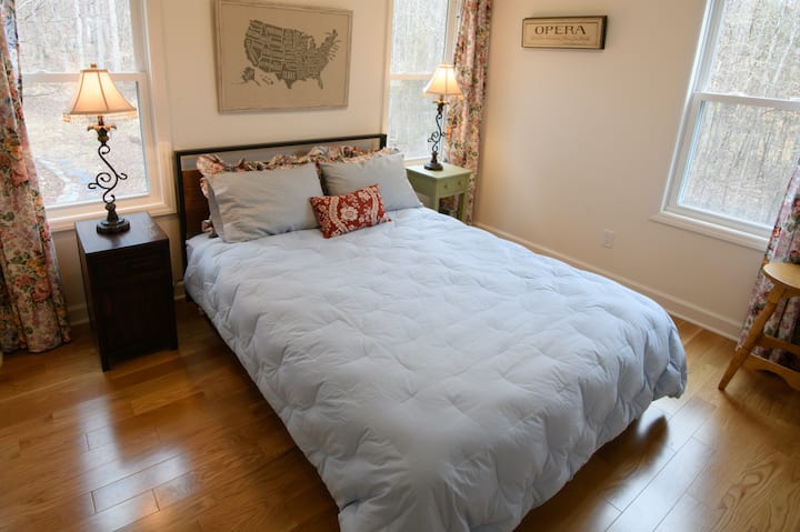 Მესამე საძინებელი, საწოლი 152 × 203 სმ. Სამი ფანჯარა, სახლის უკანა მხარეს. Quietude.com