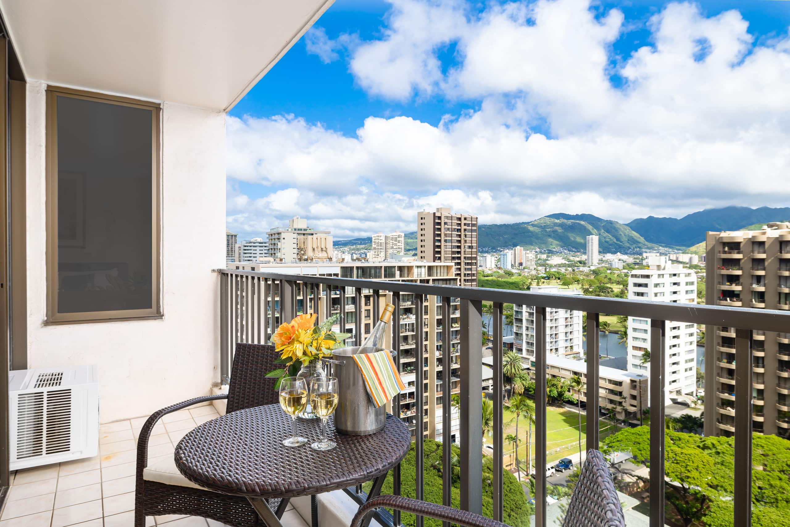 Condo in Honolulu · ★4.72 · 1 bedroom · 3 beds · 1 private bath - Image 23