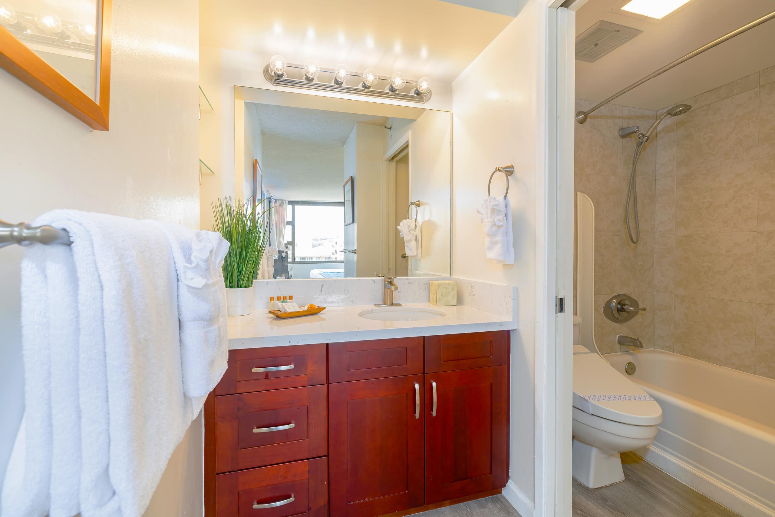 Condo in Honolulu · ★4.72 · 1 bedroom · 3 beds · 1 private bath - Image 19
