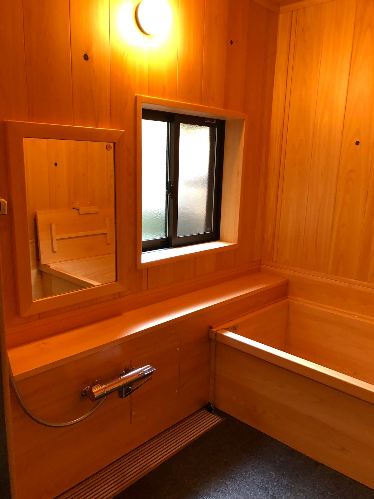 新しく総檜のお風呂を完備しました