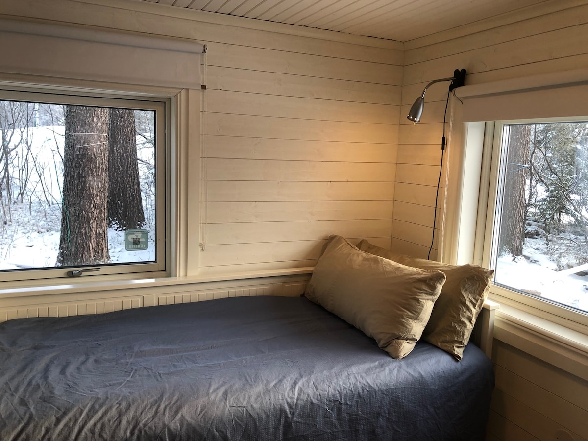 Overdag is het matras ingestopt en kun je het bed gebruiken als een dagbed/bank en wat vloerruimte besparen.