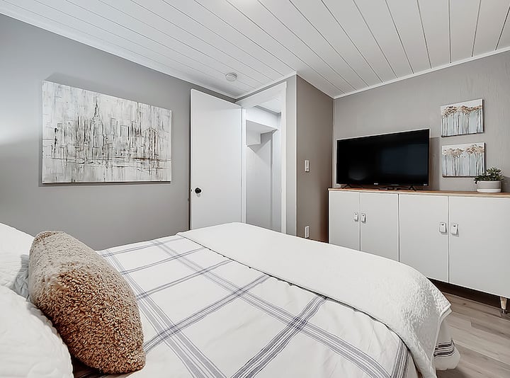 Soveværelse nr.1 i nederste etage. Det har en queensize-seng, smart-tv og 2 skabe. Madras og sengetøj af høj kvalitet.