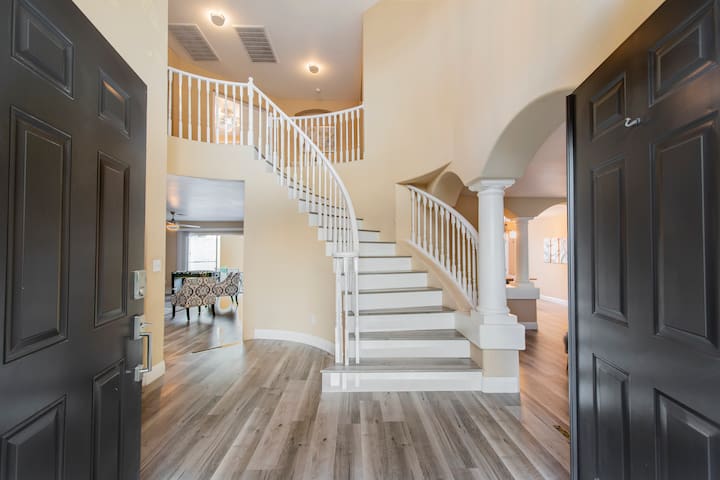 Upscale home-15 minutes to the strip!