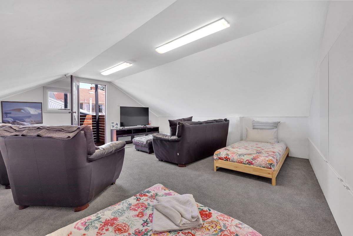 tweede woonkamer boven met 2 één persoons bedden
