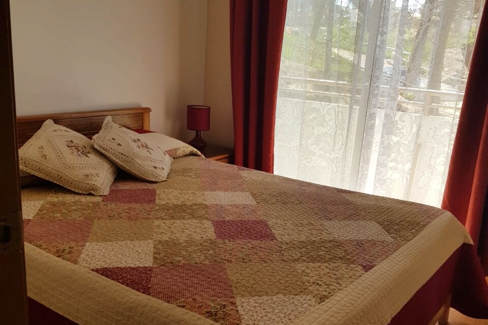 Спалня 1: Спалня 2. Гардероб с чаршафи и спално бельо.