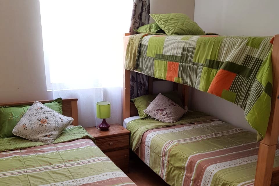 Спалня 2: 3 легла квадратни и половина. Гардероб с чаршафи и спално бельо.