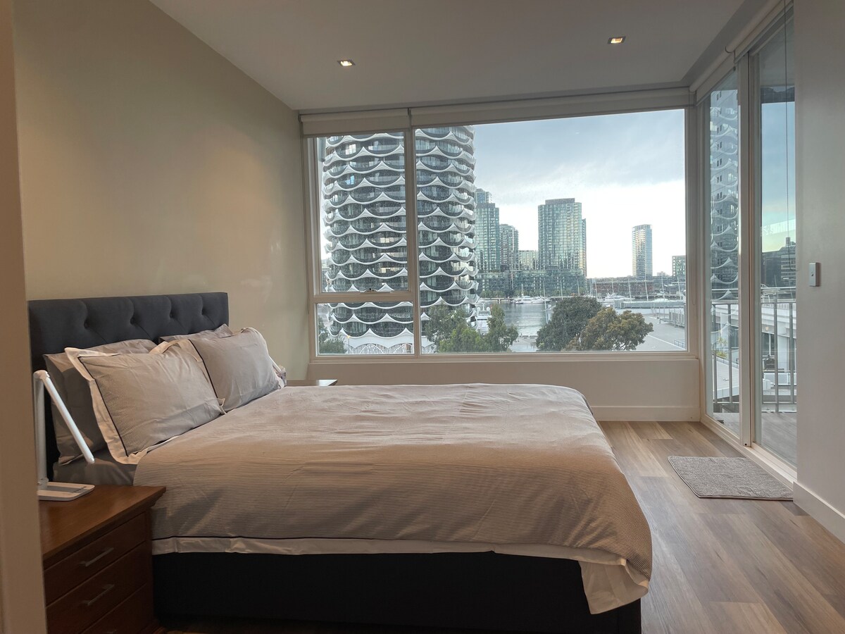 habitación mater en el nivel 3 con baño privado y vestidor con vistas nocturnas