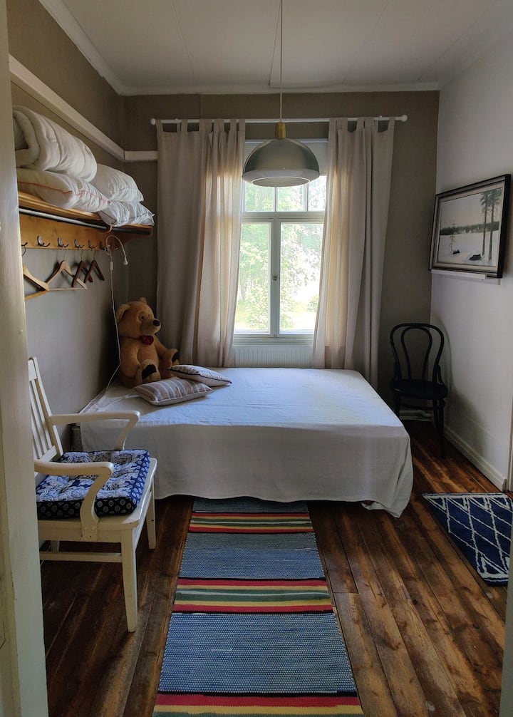 房间很小，配有120厘米宽的床。 这间客房可通往浴室和厕所。 房间内有额外的枕头和毯子。 