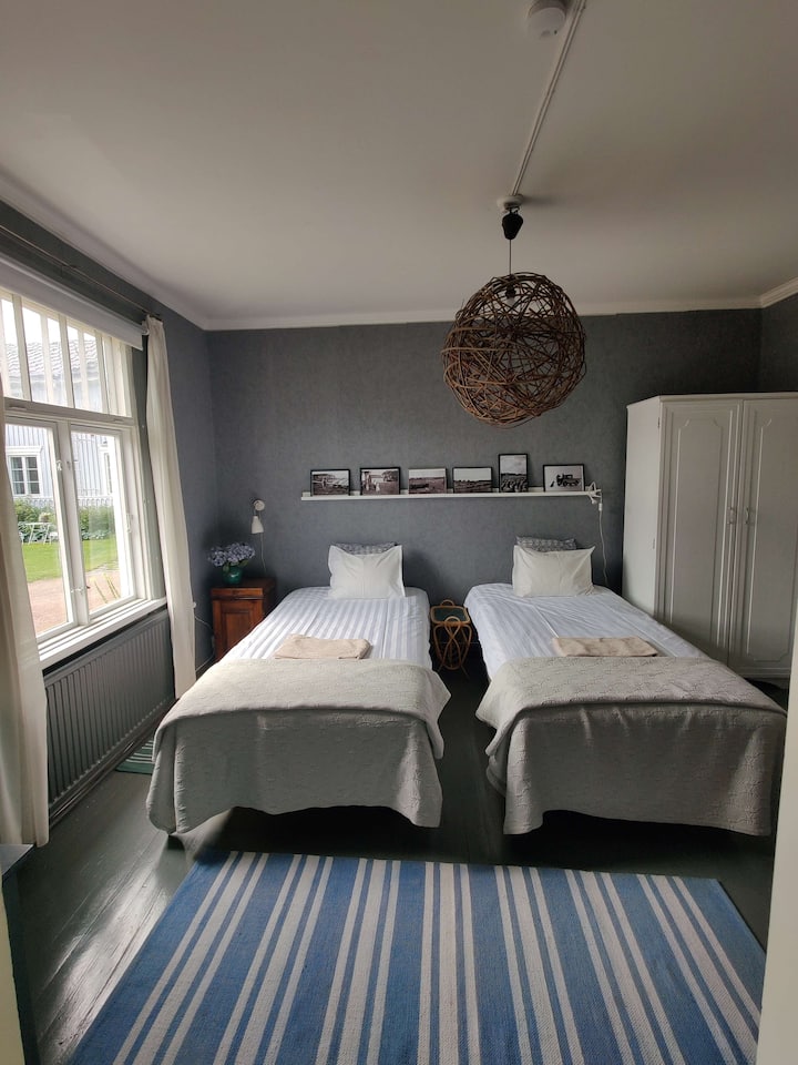 第二间卧室配有两米宽的床。
卧室1 （ 15平方米）