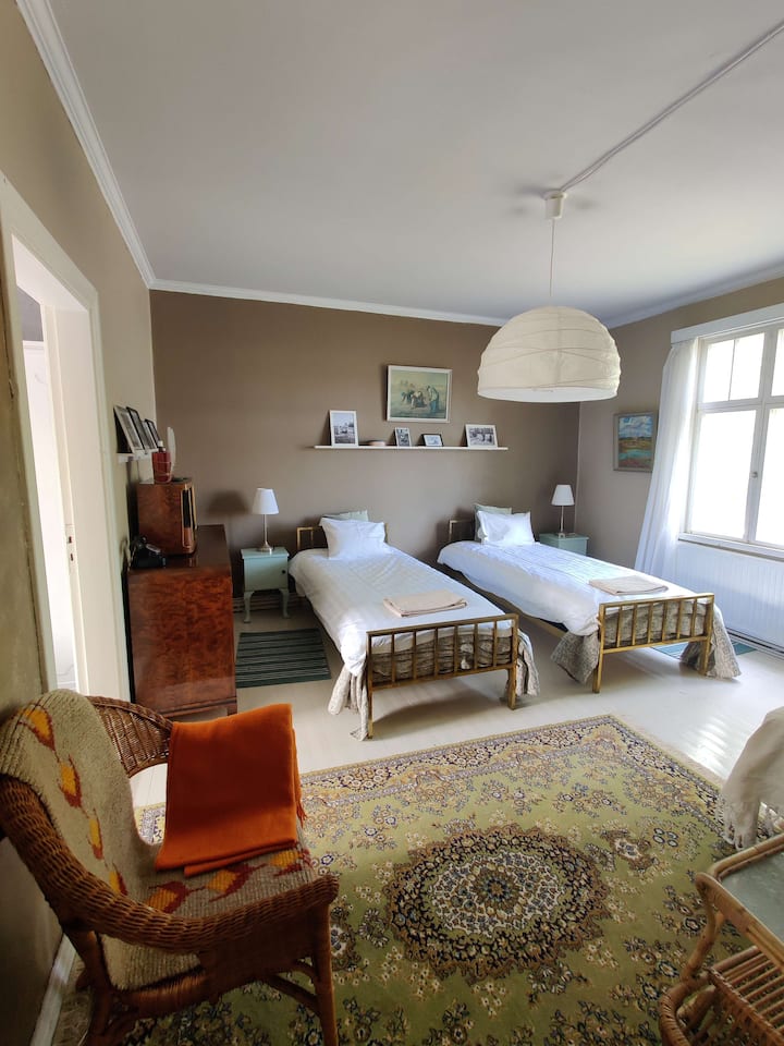 宽敞的第二间卧室配备两张90x210厘米的床和一张80x200厘米的床。