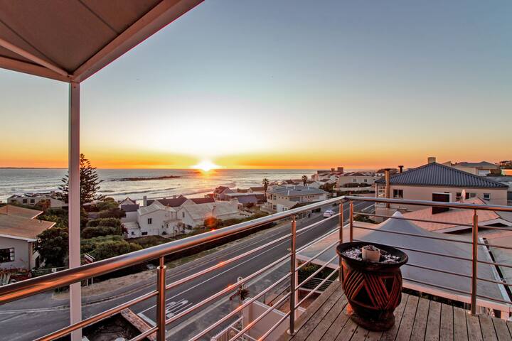 Luxury Penthouse Apartment with pool & views gallery image 2