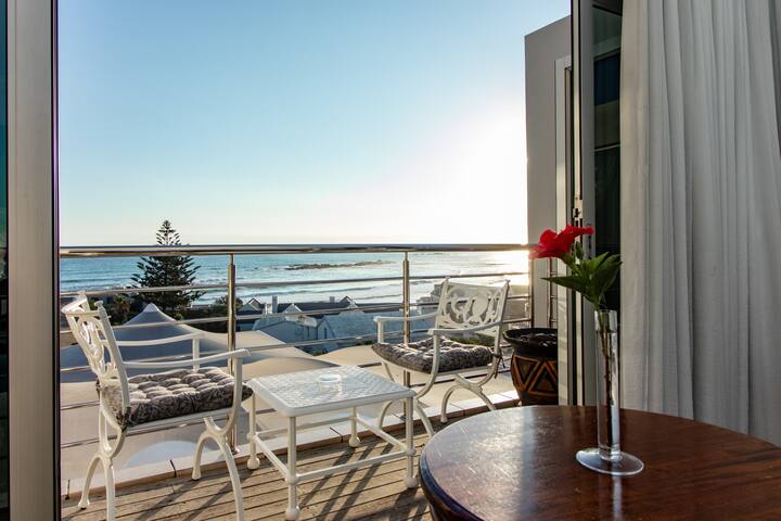 Luxury Penthouse Apartment with pool & views gallery image 3