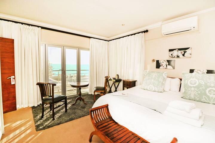 Luxury Penthouse Apartment with pool & views gallery image 5