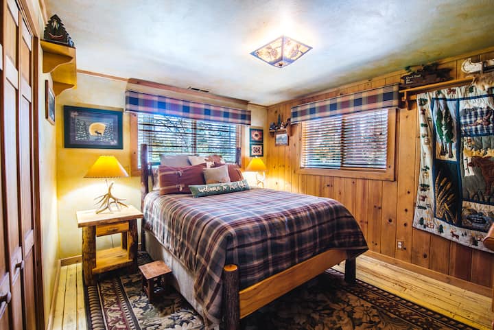 Hlavná spálňa Old Hickory Bed  s matracom Queen size Air. Chalupové nočné stolíky s antlerovými lampami. Nová  inteligentná televízia v hlavnej spálni