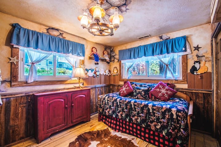 Druhá spálňa s posteľou Trundle ideálna pre deti s 2 novými matracmi Beauty Rest. Dole sa tiež vytiahne dvojča s 2 lôžkami.