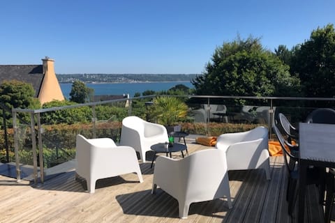 House with sea view near the port and beach