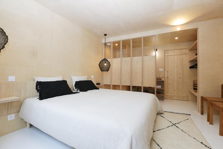 Chambre Black Twin : lit 180, salle de douche privative, dressing.