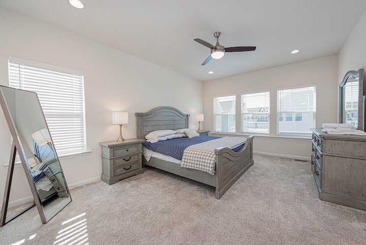Master Bedroom W/King size Bed