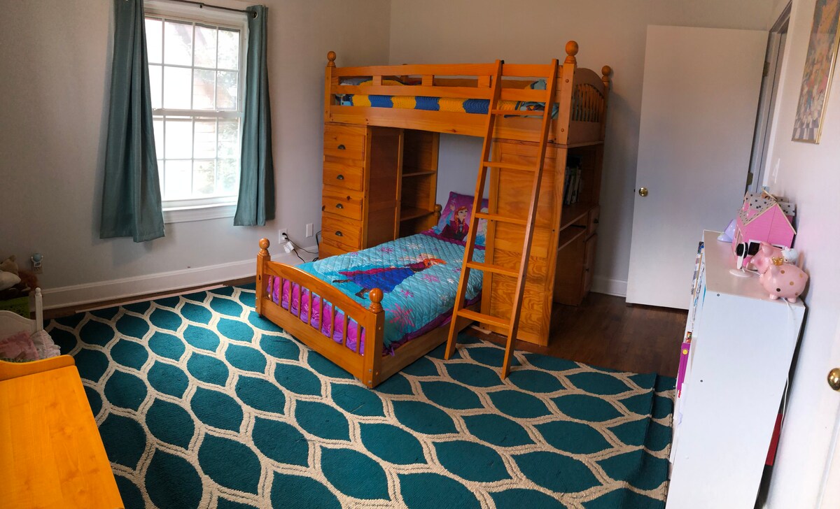 3号卧室有三张单人床。 