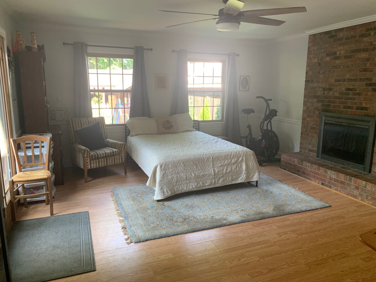 如有需要，可额外增加家庭房，配备一张标准双人床。 请注意，该房间不在关闭的门后，但房子前面没有可见的视线。 