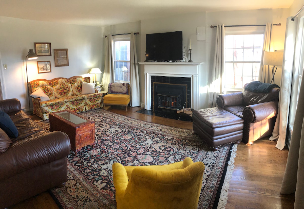 客厅有很多座位，紧邻厨房/用餐区。 