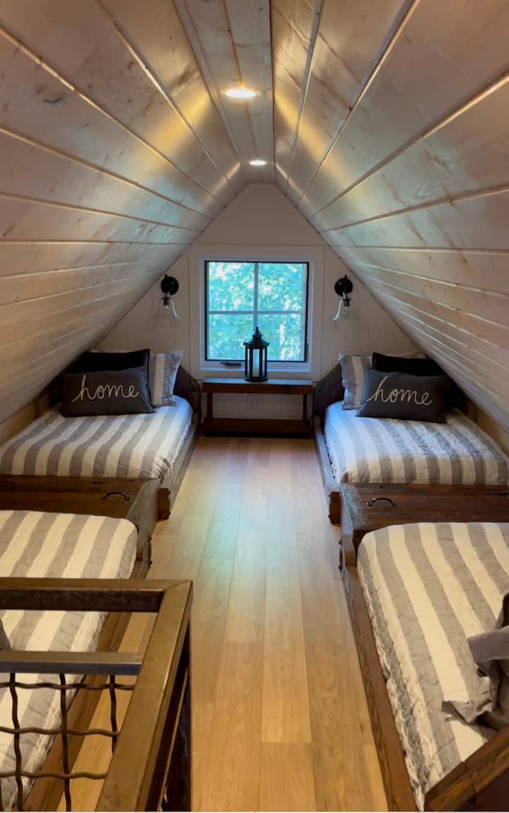 Bunkhouse 4 binjakë në loft