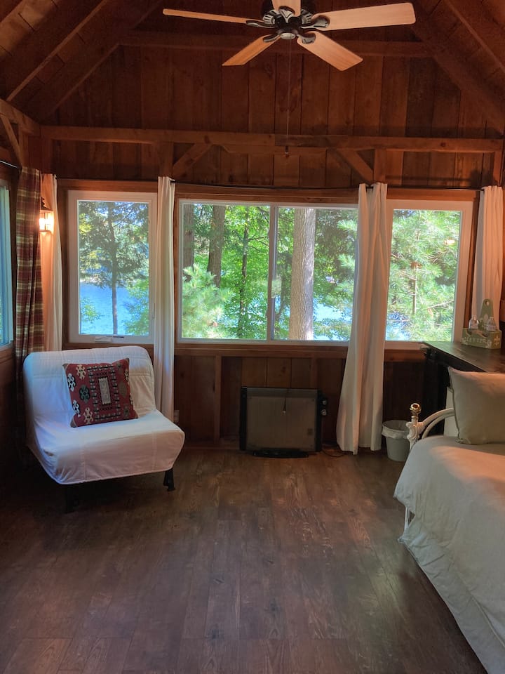 Vistas panorámicas del agua, desde la litera.  Silla de cama con cuna plegable adicional en la esquina