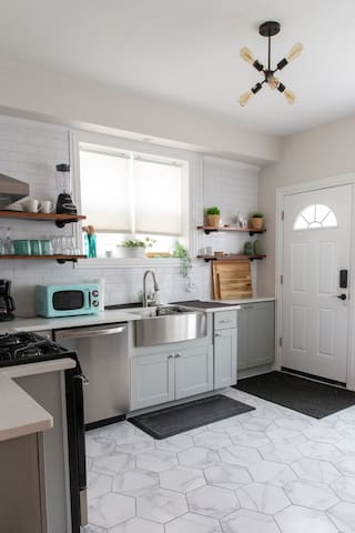 Modern 3bd/2ba Single Family Home w/Free Parking