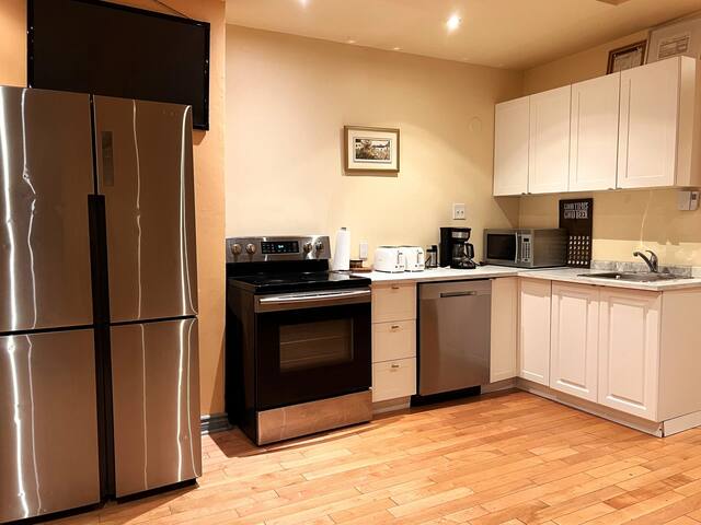 A1~Loft with Games~Gathering 20+ppl~100 Walk Score gallery image 5