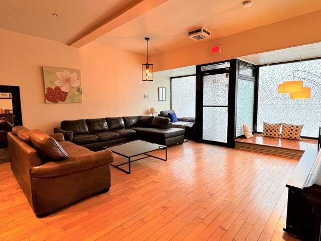 A1~Loft with Games~Gathering 20+ppl~100 Walk Score gallery image 2