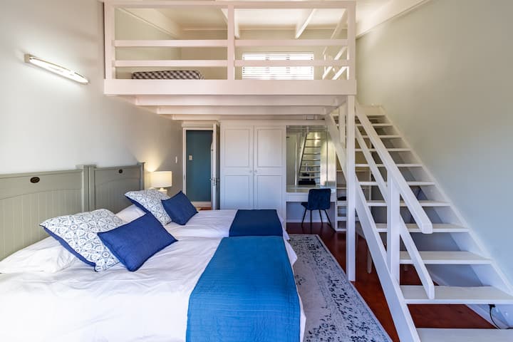 Vzdušná štvrtá spálňa má priamy prístup na prednú terasu a má výhľad na hory, more a bazén. Posteľ môže byť manželská posteľ alebo dve jednolôžka. Matrac je najvyššej kvality a posteľná bielizeň je z egyptskej bavlny 400TC. Deti milujú úroveň medziposchodia.