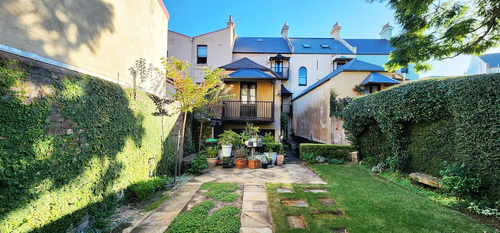 Grand Terrace With Secret Garden – 4 Bedrooms