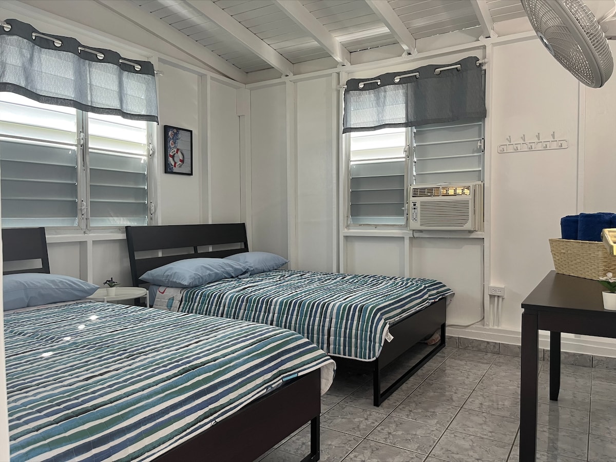 Cuarto #2: Habitación con 2 camas full, aire acondicionado y abanico. Acomoda cuatro personas.