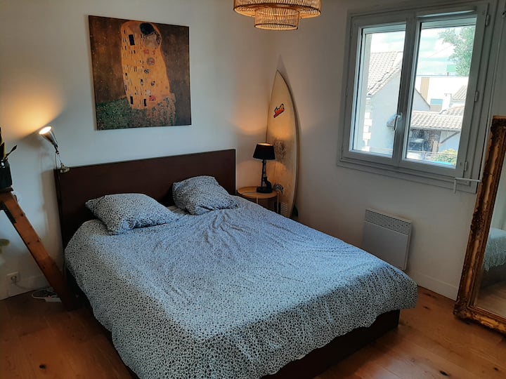 Соба свртена кон улицата