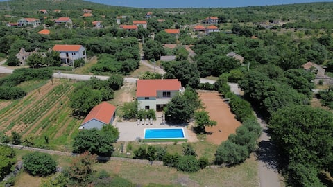 Holiday house with pool Magali