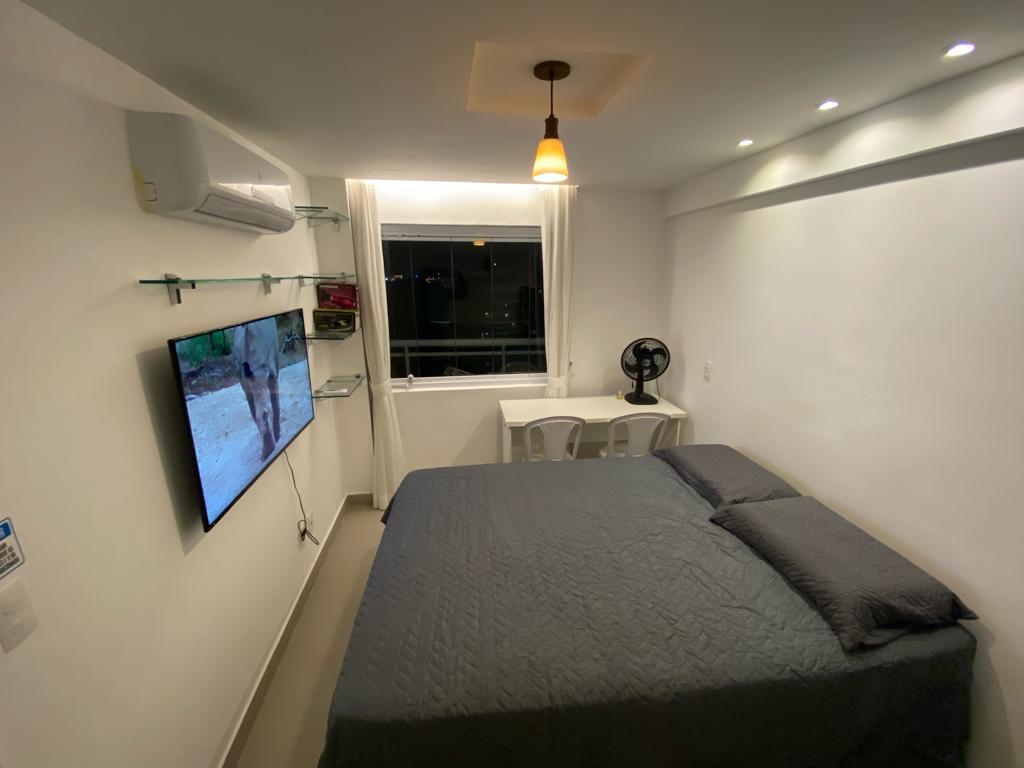 Dhoma 1 me pamje nga deti me ajër të kondicionuar dhe ekran Smart-TV për shërbime më të mira, përveç një tavoline studimi me 2 ndenjëse, përpara dritares së perdes së xhamit që lejon një pamje të mrekullueshme dhe një lindje të bukur dielli.
Krevati dopio është me sustë xhepi 138x188cm