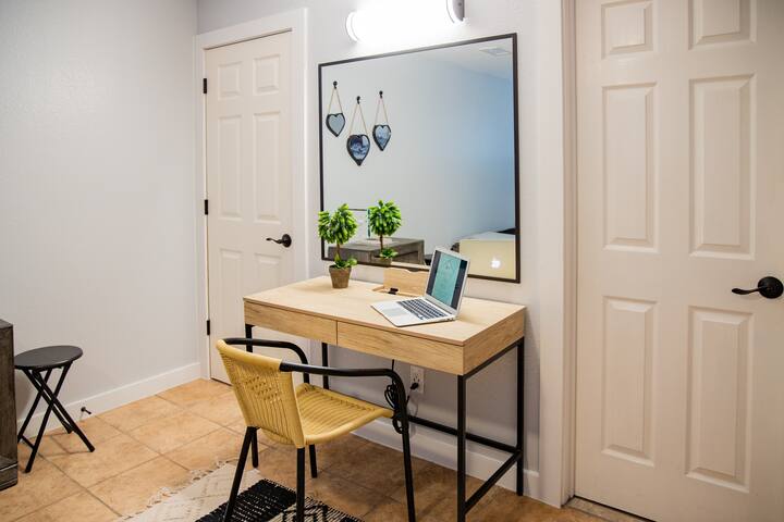 Modern Staycation / Only 10 min to DT gallery image 5