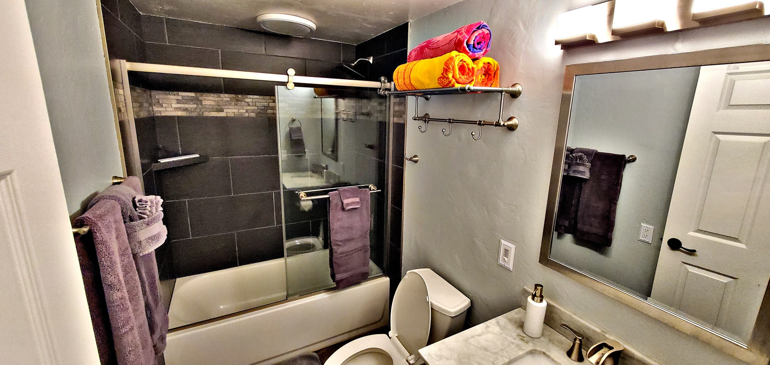 Condo in Kailua-Kona · ★4.95 · 1 bedroom · 2 beds · 1 private bath - Image 2