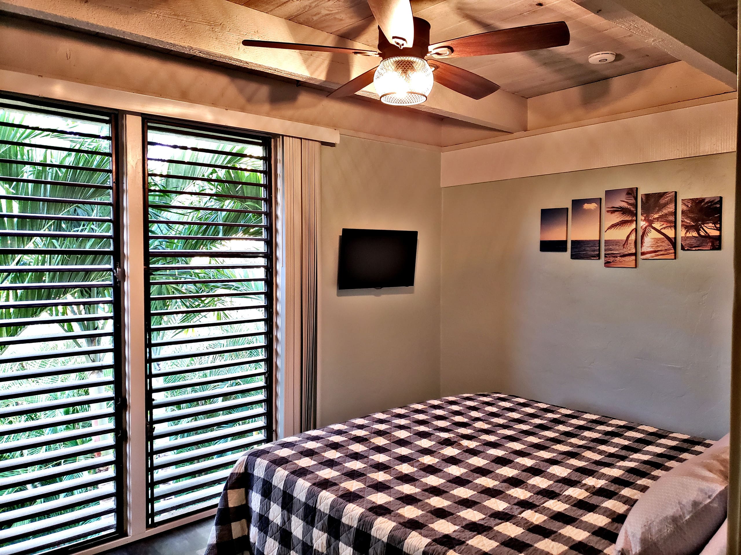 Condo in Kailua-Kona · ★4.95 · 1 bedroom · 2 beds · 1 private bath - Image 9