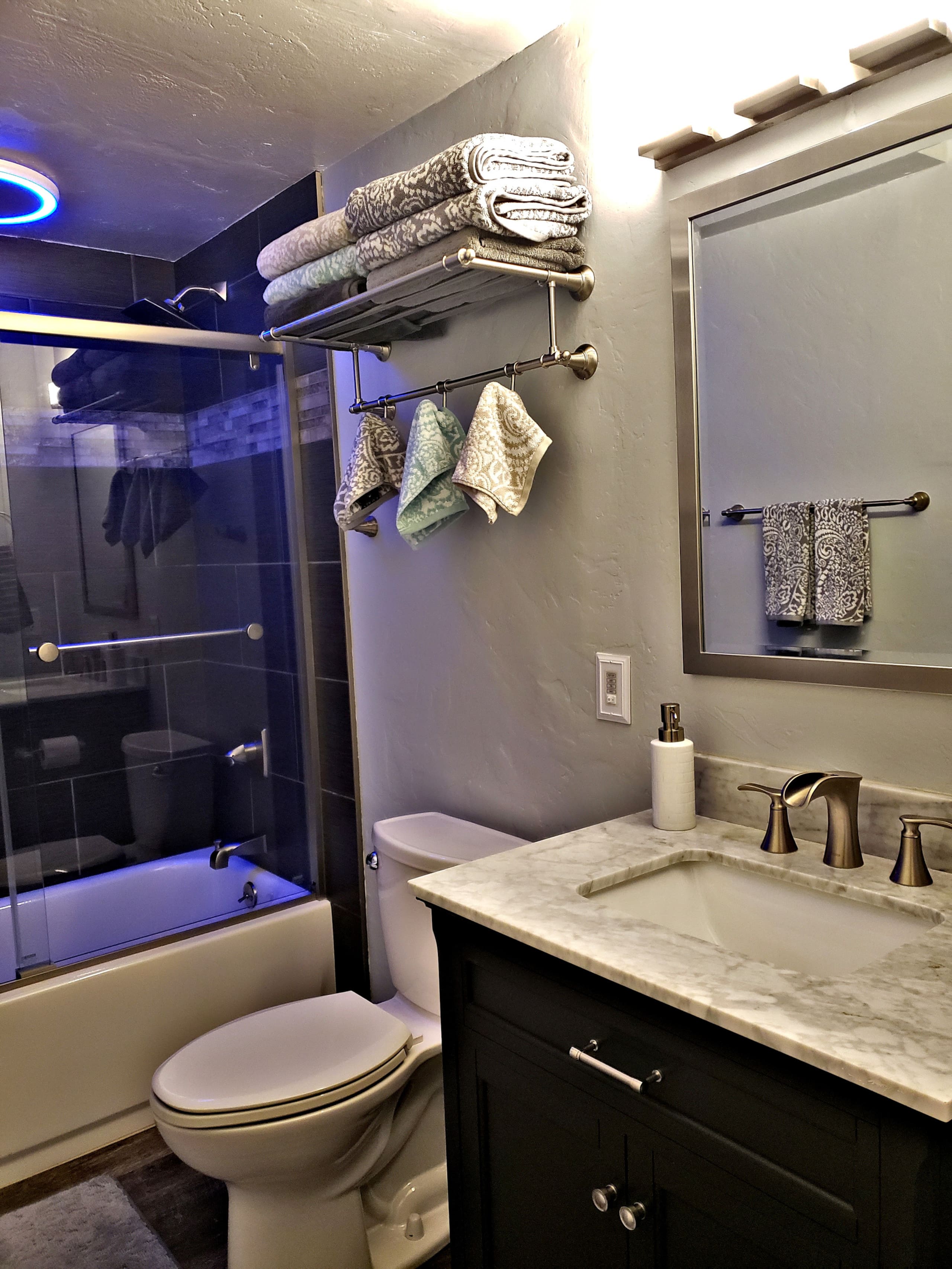 Condo in Kailua-Kona · ★4.95 · 1 bedroom · 2 beds · 1 private bath - Image 6