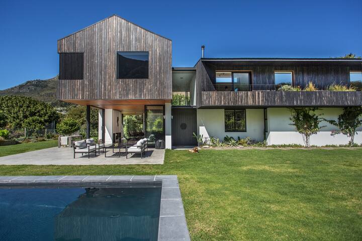 BlackBarn Luxe Villa in Nature